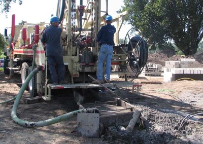 Loop field drilling in close proximity to the building site of a geothermal exchange unit